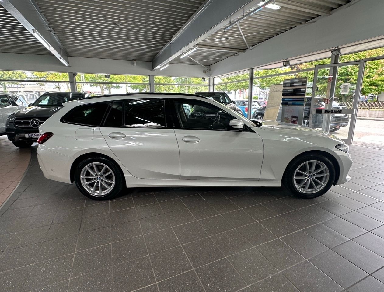 BMW 318d Touring Wenig km + Park Assist + DA Assist foto 12