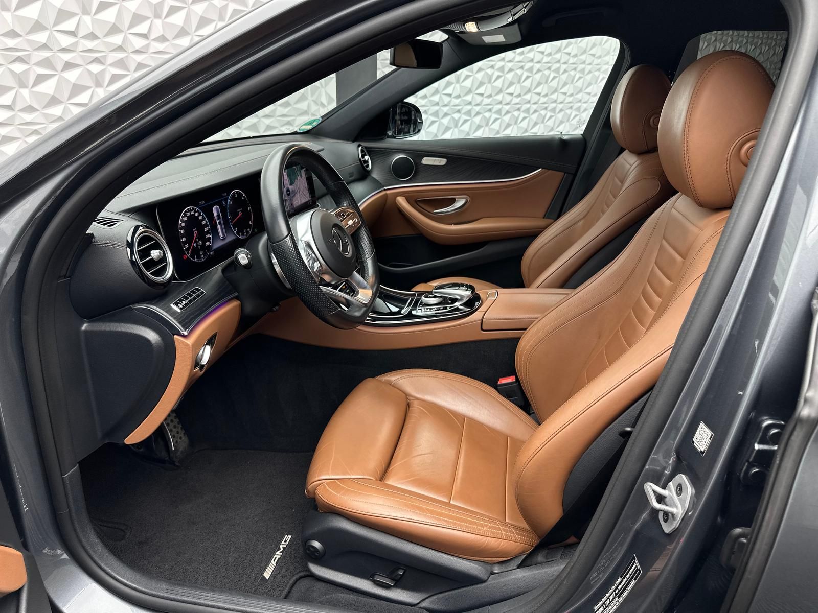 Fahrzeugabbildung Mercedes-Benz E 400d AMG/4MATIC/DISTRO/STDHZ/9G/AHK/360°/MBUX