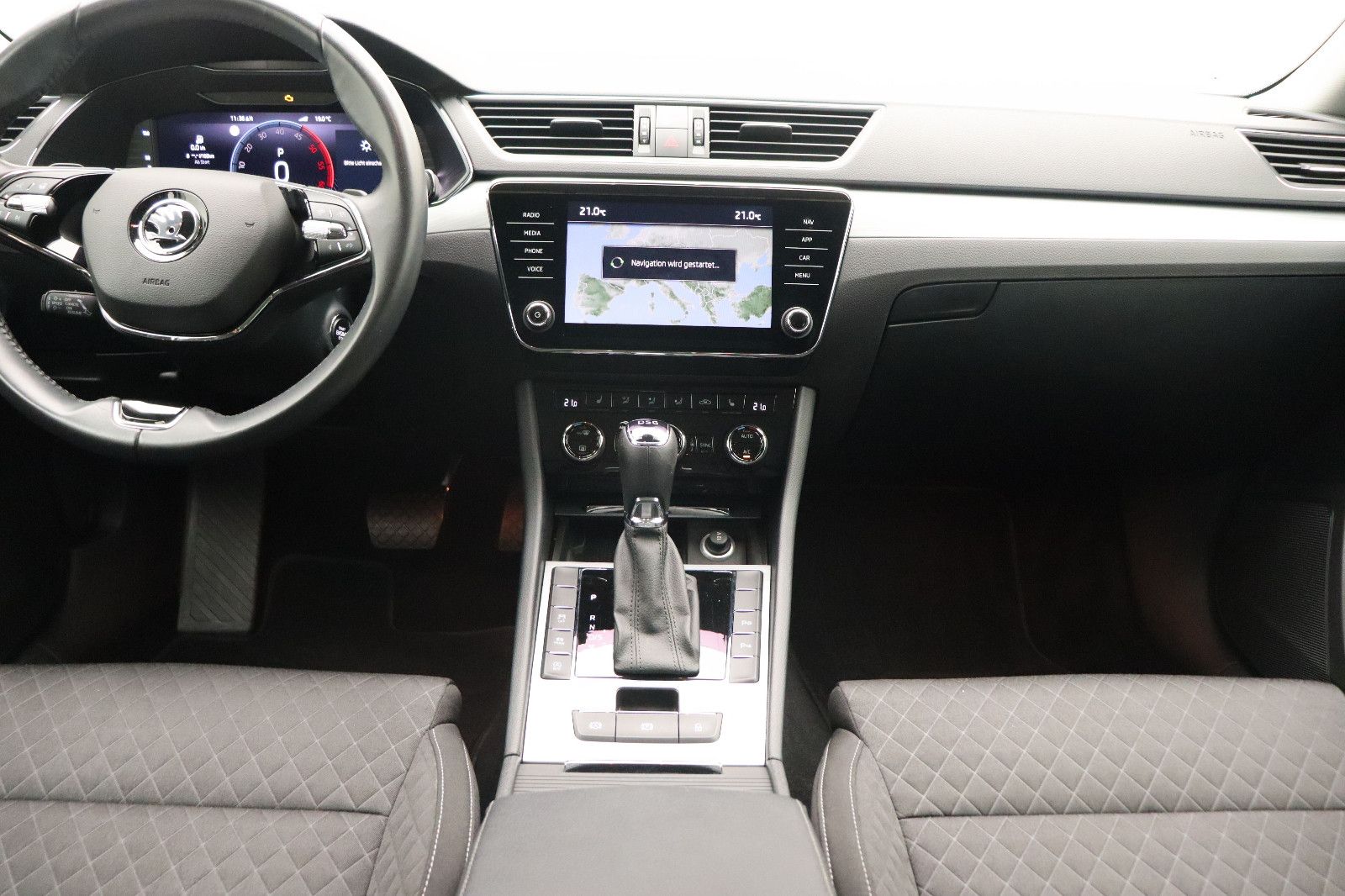 Fahrzeugabbildung SKODA Superb Combi Ambition LED ACC Navi DSG