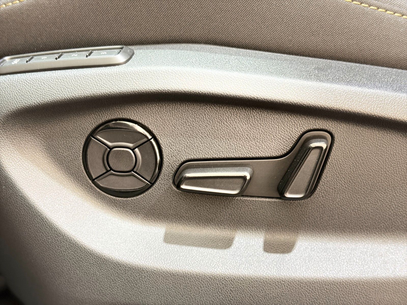 Fahrzeugabbildung SKODA Kodiaq Selection / 7Si / AHK / Matrix / 360°