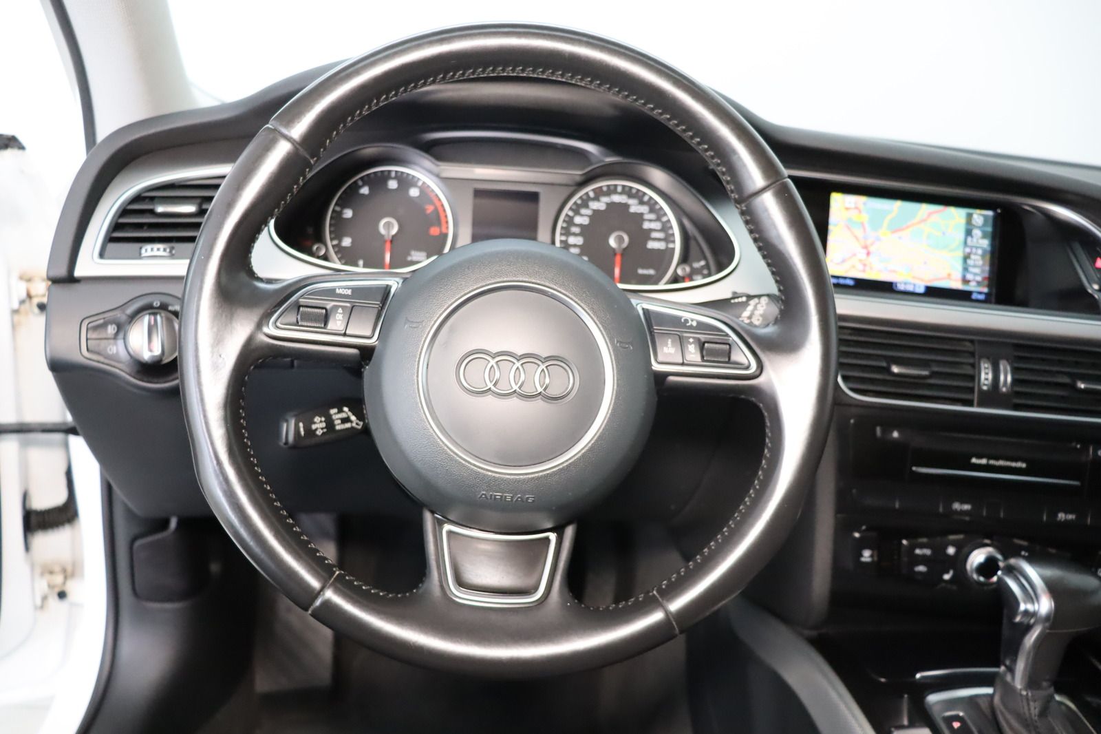 Fahrzeugabbildung Audi A4 1.8 TFSI Attraction Avant S-line * Bi-Xenon *