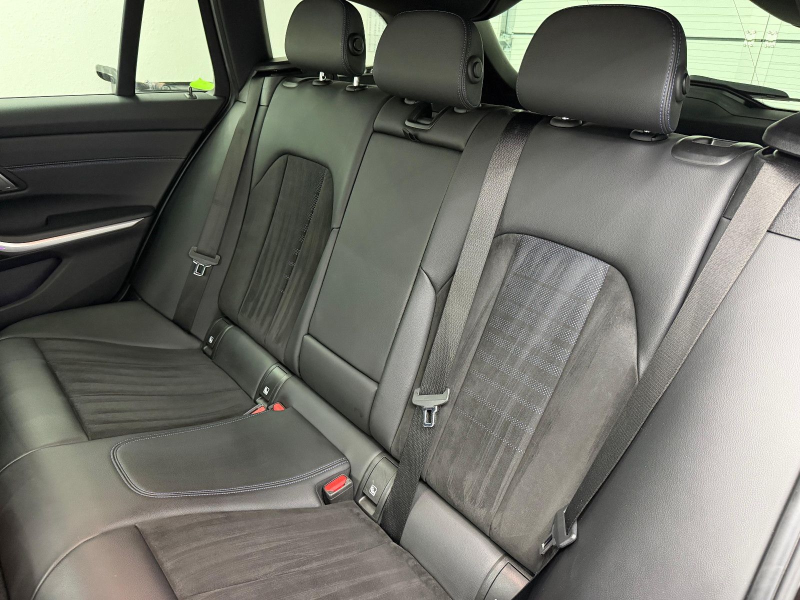 Fahrzeugabbildung BMW 320d xDrive M-SPORT/STZHG/AHK/DRIVING ASS+/DISPL