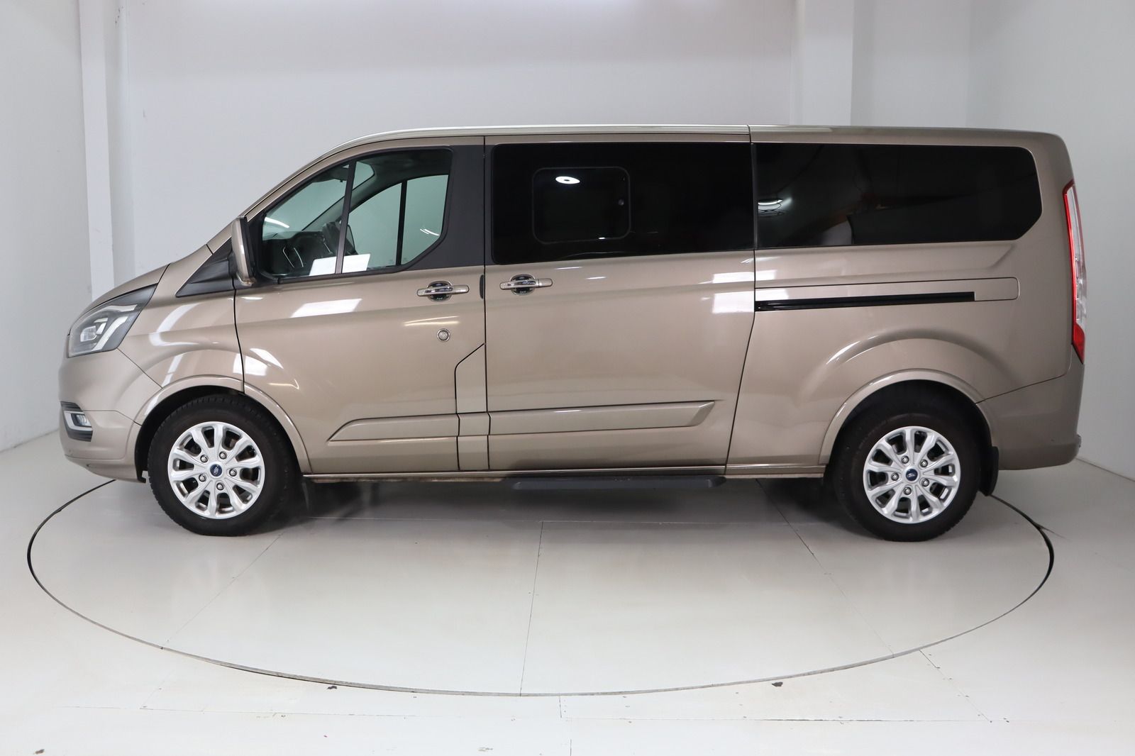 Fahrzeugabbildung Ford Tourneo Custom 2.0 L2 Lang Titanium Black Series