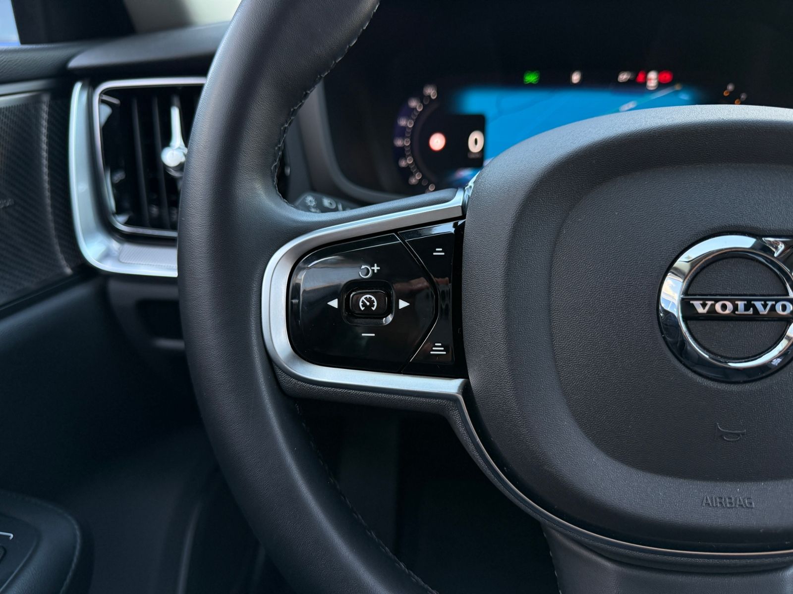 Fahrzeugabbildung Volvo S60 Lim. Plus Dark PANO H/K LED 20"