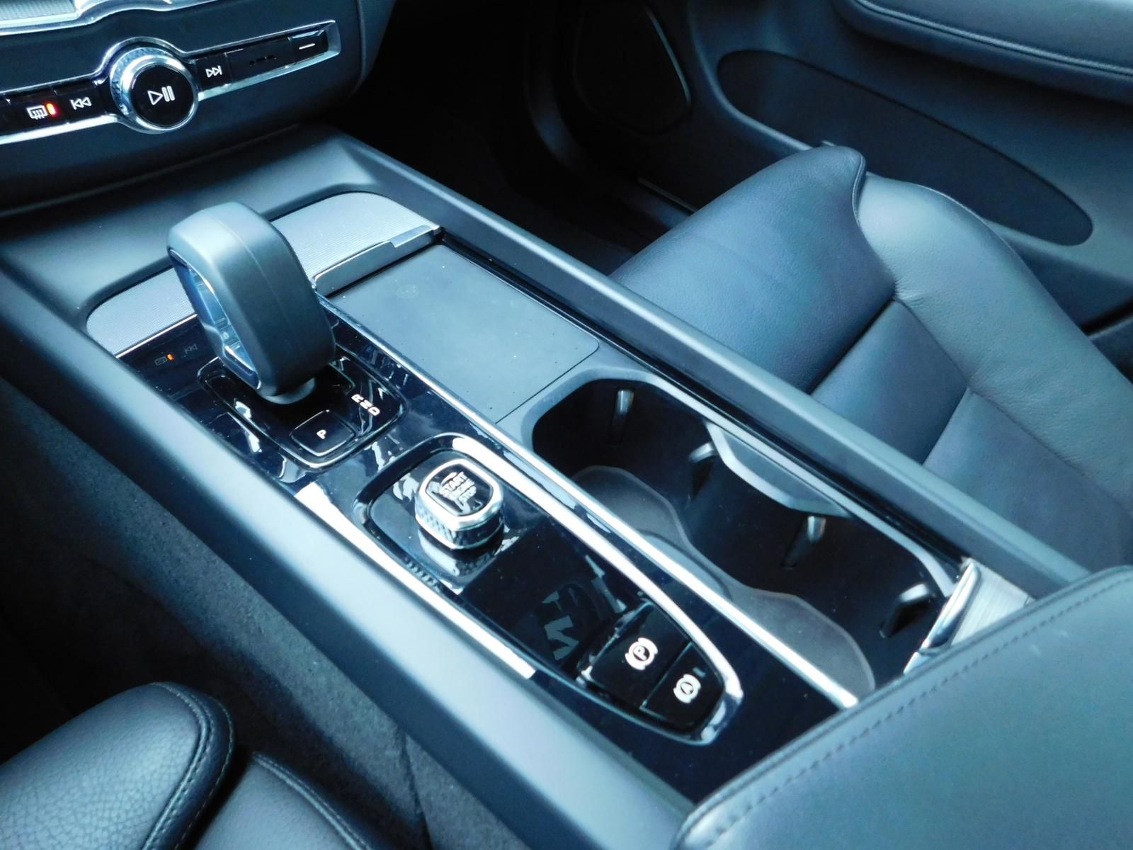 Fahrzeugabbildung Volvo XC60 B4 D Plus Dark