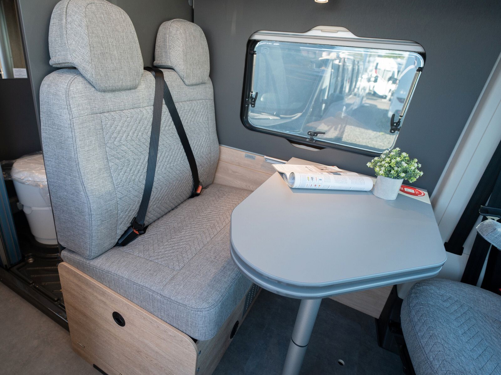 Fahrzeugabbildung Dethleffs Globetrail 640 ES Fiat Heckauszug/Rahmenfenster