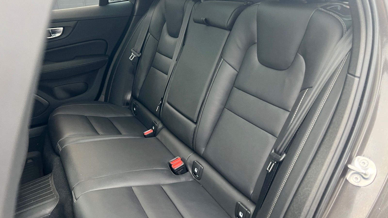 Fahrzeugabbildung Volvo V60 B4 CC Ultimate AWD*B&W*360°*SH*Massage*