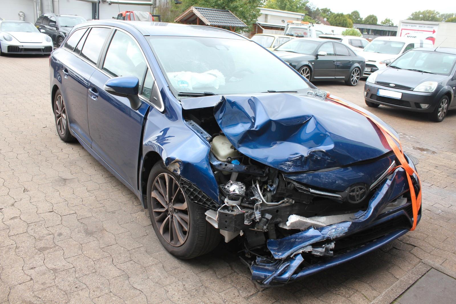 Toyota Avensis 2015 — rear view