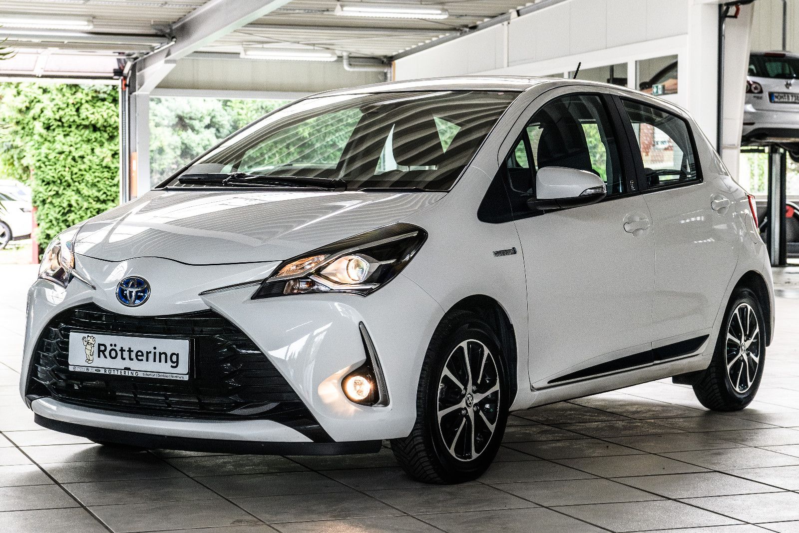 Fahrzeugabbildung Toyota Yaris Hybrid Team D+NAVI+SHZ+RFK+GJR+ALU+BICOLOR