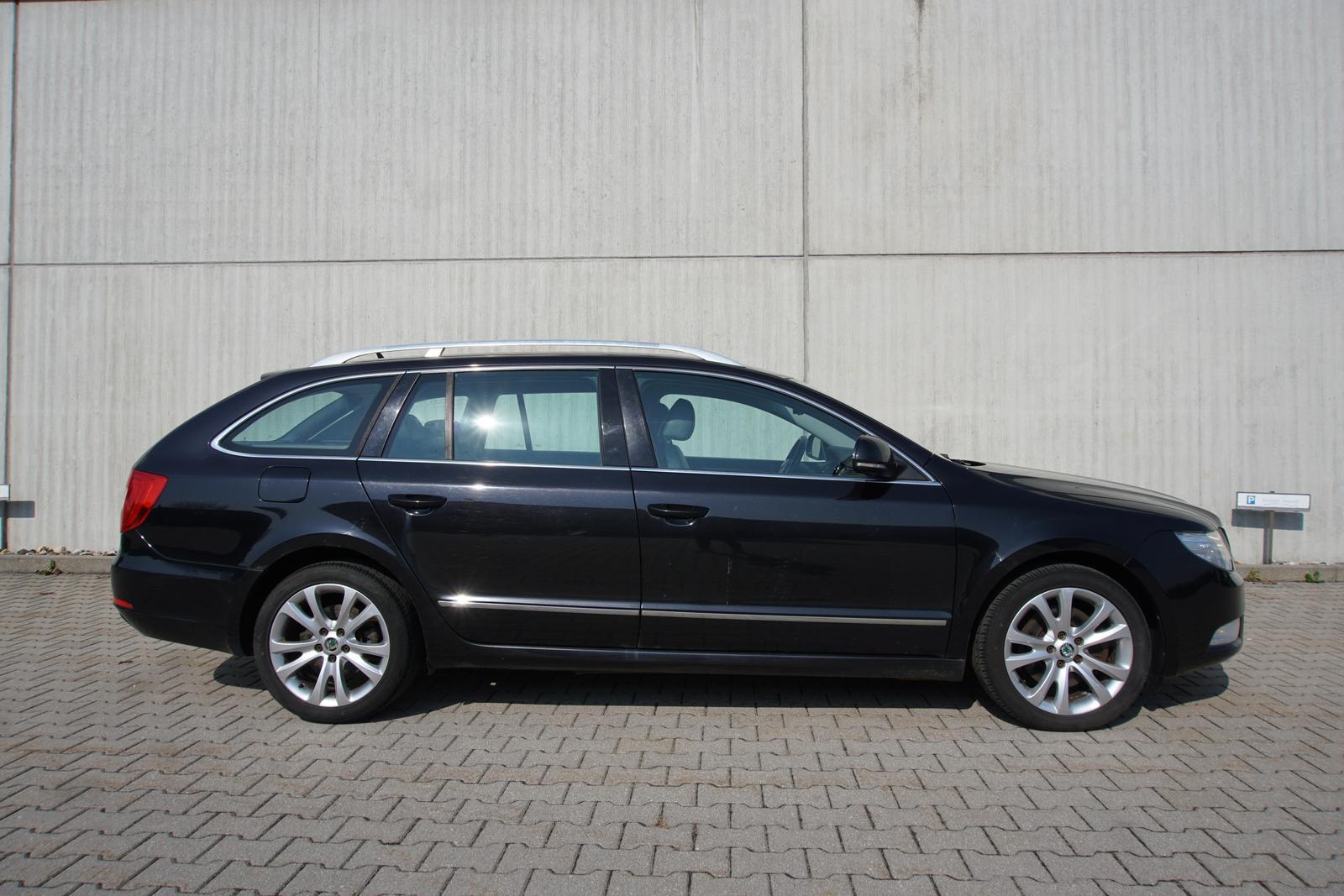 Skoda Superb 2010 — rear view