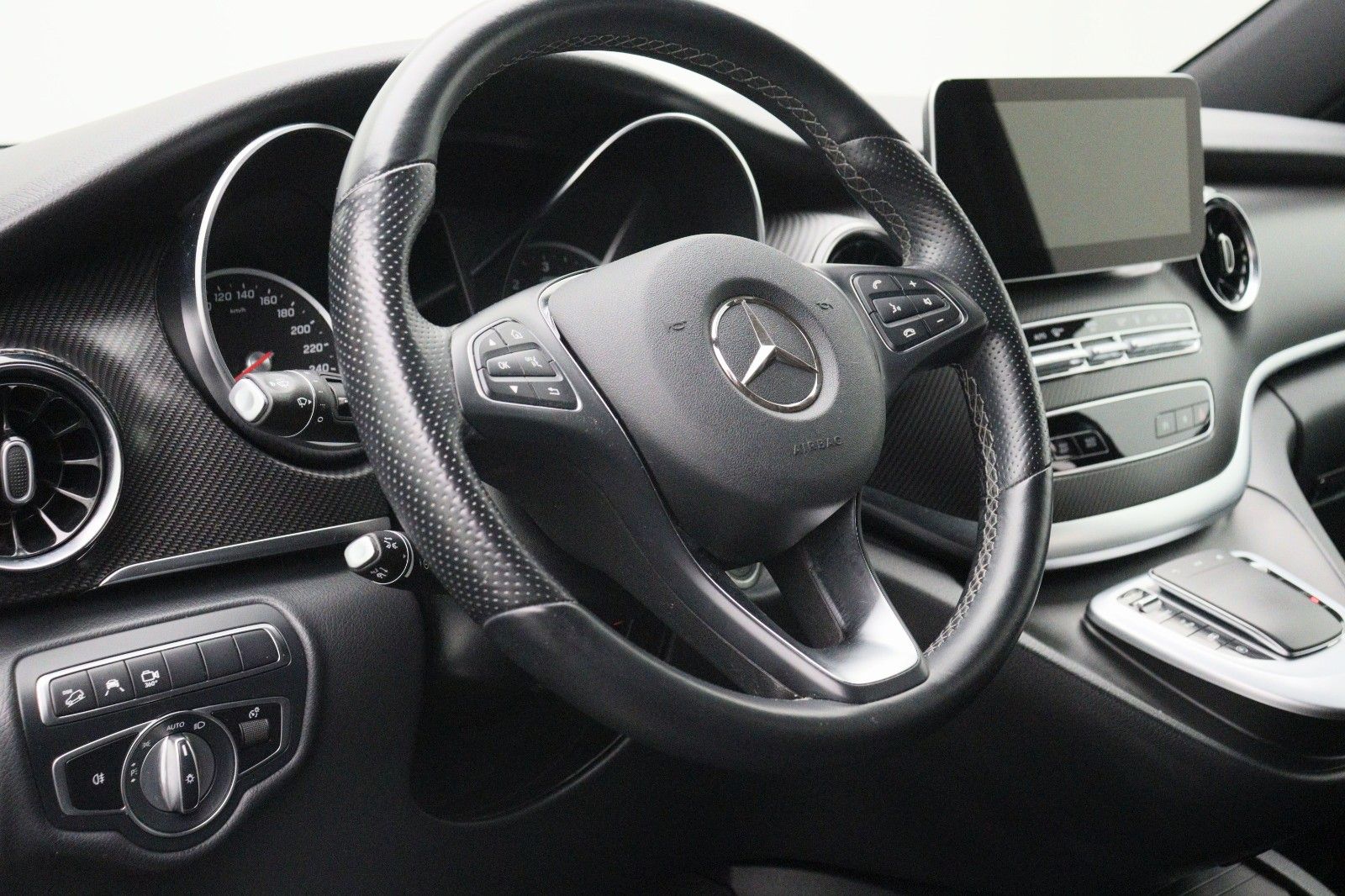 Fahrzeugabbildung Mercedes-Benz V 300d Avantgarde AMG 4Matic e.lang Hundebox