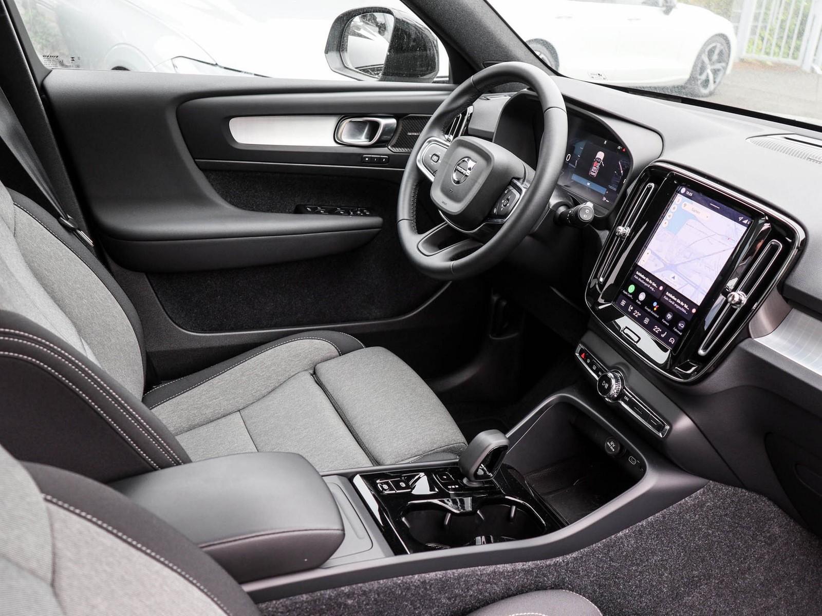 Volvo XC40  B3 Plus Dark NP:55.330,-//PANO/AHK/HK