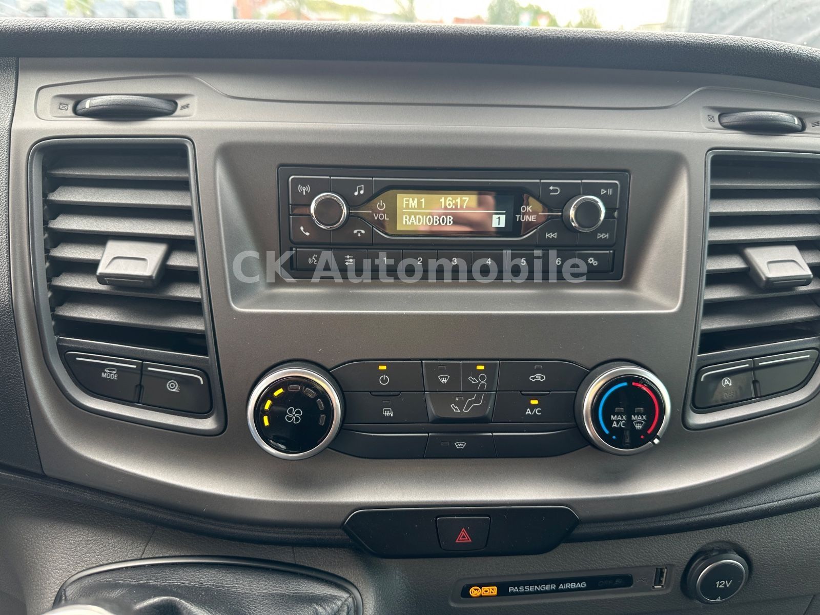 Fahrzeugabbildung Ford Transit Pritsche 350 L3 DoKa Trend/7 Sitze/AHK