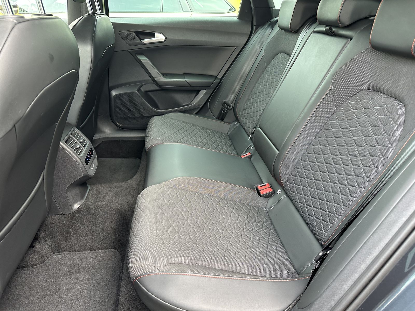 Fahrzeugabbildung SEAT Leon SpT FR e-Hybrid NAV+LED+AHK+18ZOLL+KESSY+VC