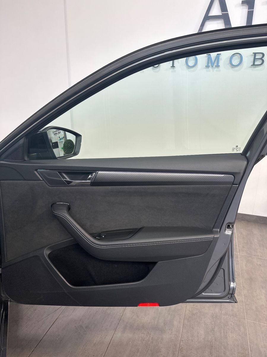 Fahrzeugabbildung SKODA Superb Combi 2.0 TDI DSG Sportline NAV+LED+AHK