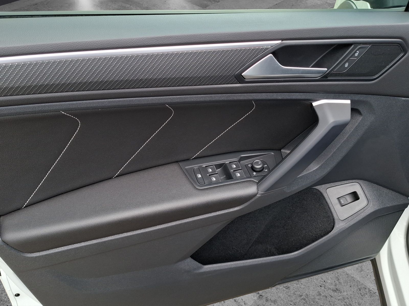 Fahrzeugabbildung Volkswagen Tiguan TSI R-Line DSG 4M Matrix AHK Navi AID ACC