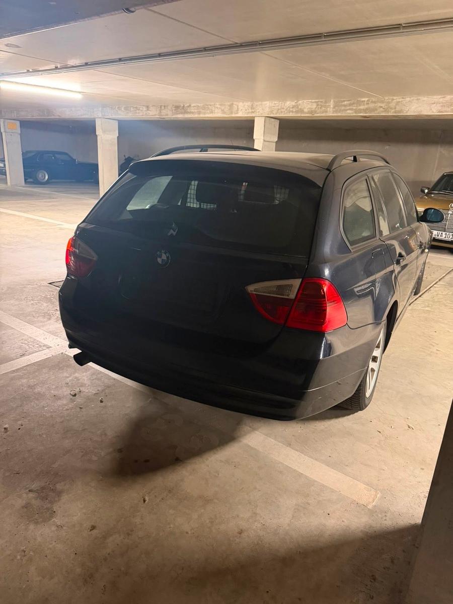 BMW 320 2005 — rear view