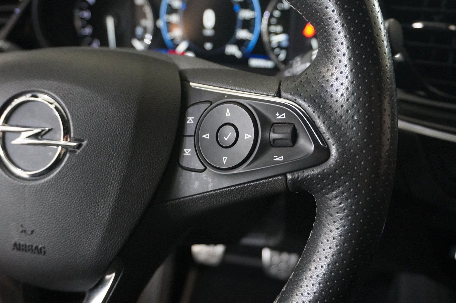 Fahrzeugabbildung Opel Insignia B ST 2.0D ULTIMATE NAVI/OPC/KAMERA/HUD