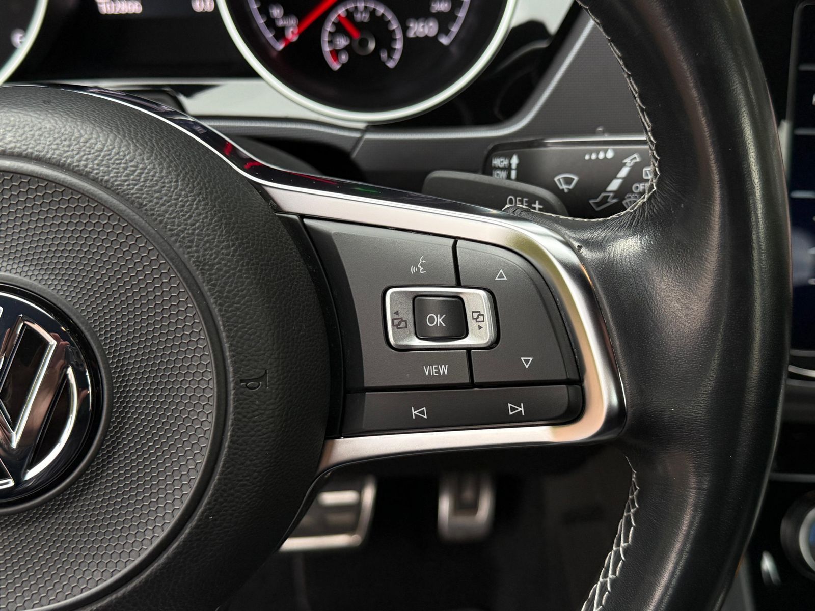 Fahrzeugabbildung Volkswagen Touran 2.0 TDI DSG R-Line LED+NAV+ACC+CARPLAY+
