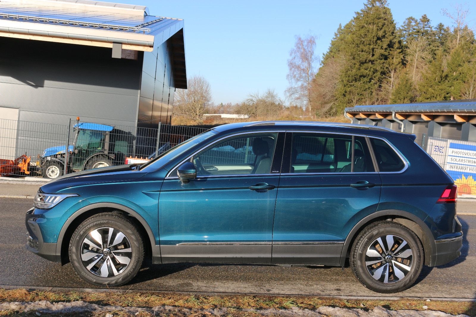 Volkswagen Tiguan - 1