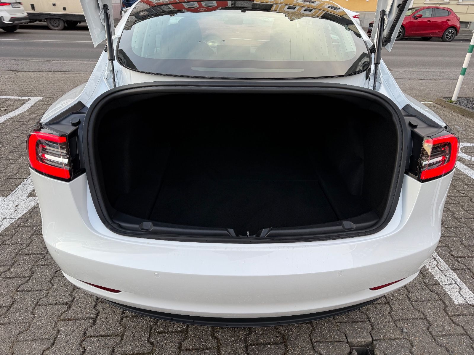 Fahrzeugabbildung Tesla Model 3 Standard Range Plus RWD 1-HAND MwSt.