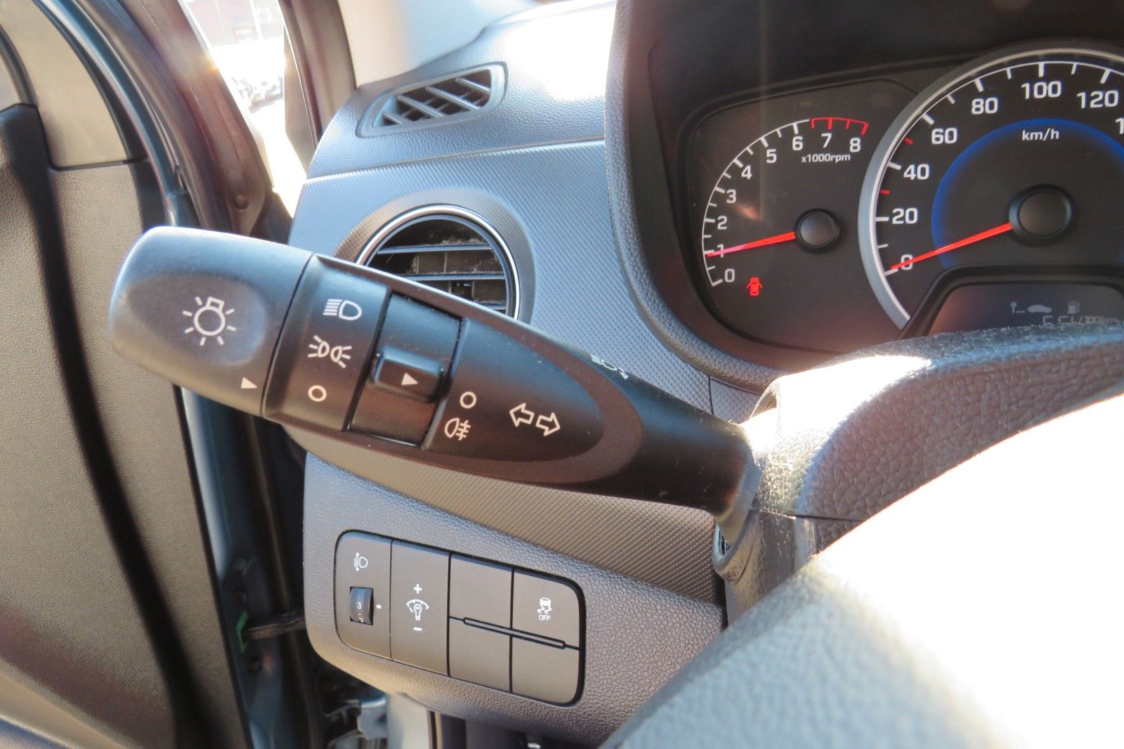 Fahrzeugabbildung Hyundai i10 4-TÜREN KLIMA PDC ALU SCHECKHEFT