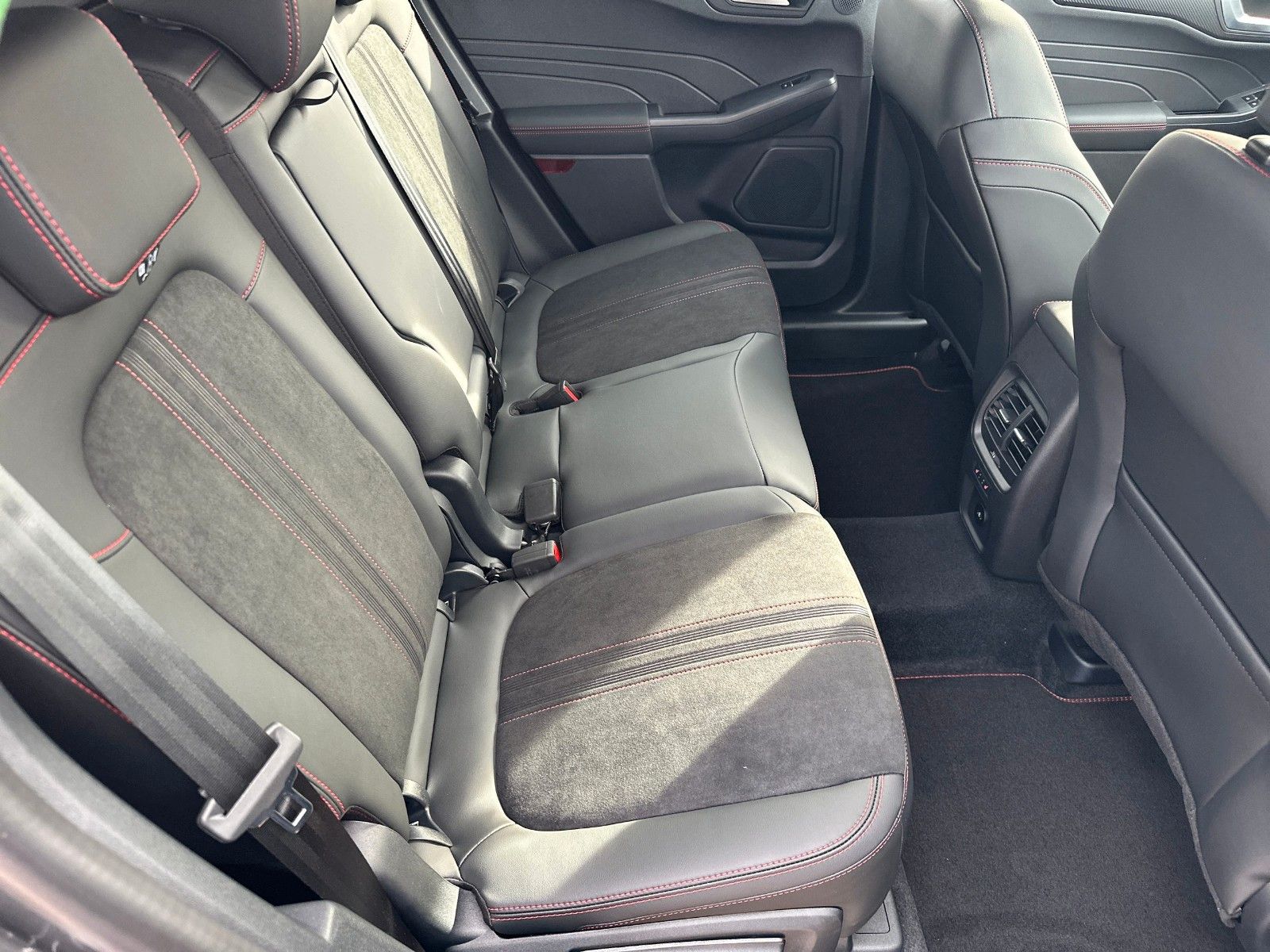 Fahrzeugabbildung Ford Kuga ST-Line X, WINTER-PAKET, LED-SCHEINWERFER
