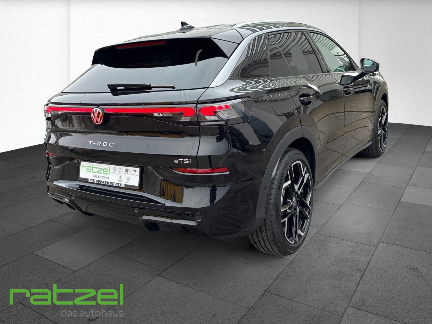 Fahrzeugabbildung Volkswagen T-Roc R-Line 1.5eTSI IQ.Light+Navi+AHK+IQ.Drive