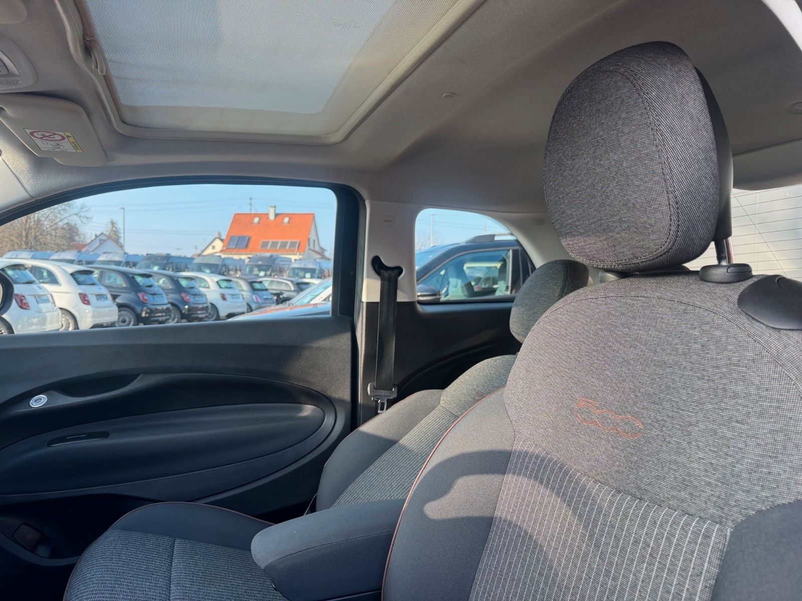 Fahrzeugabbildung Fiat 500e Icon NAVI GLASDACH KLIMA DAB 118PS