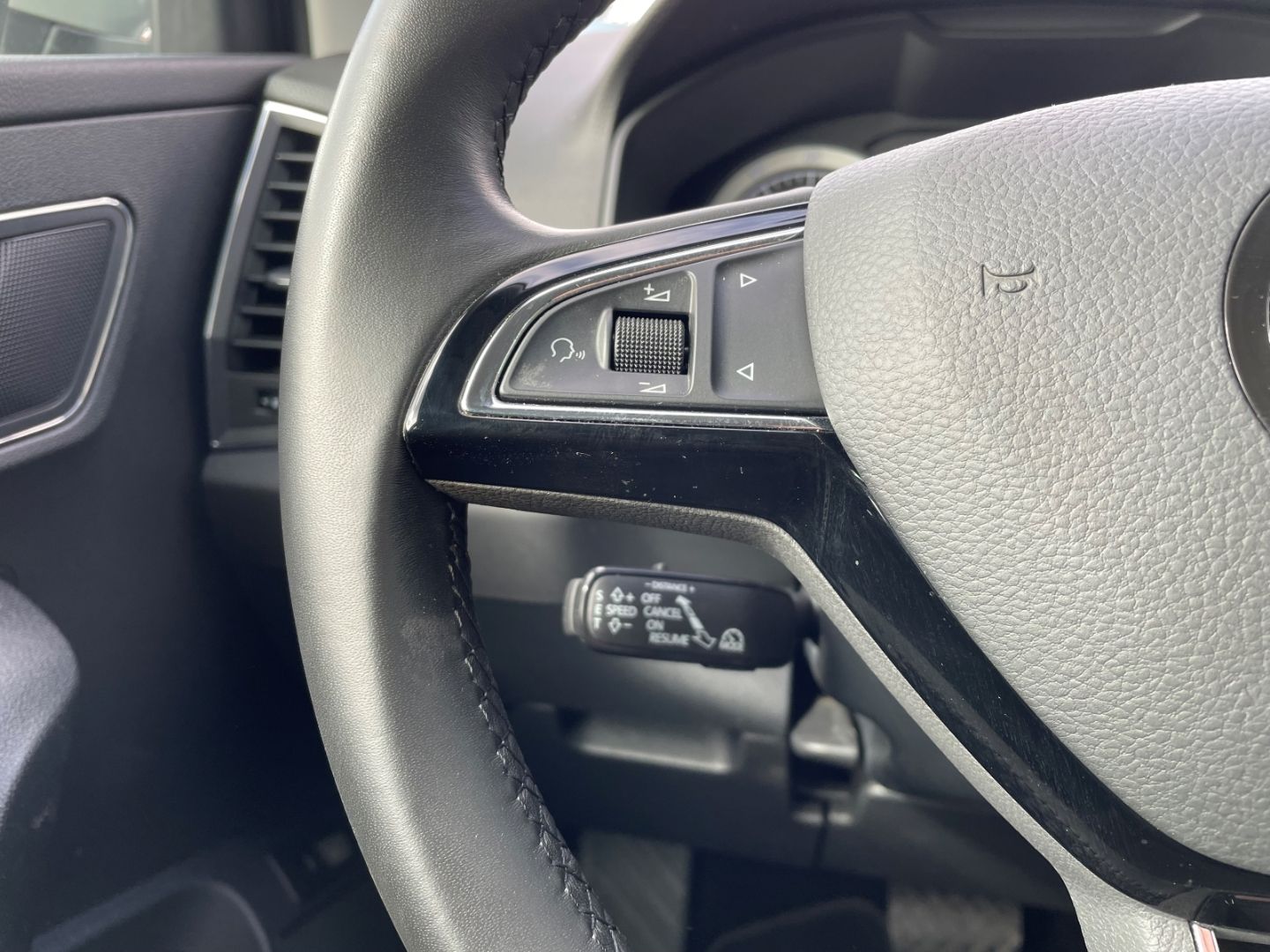 Fahrzeugabbildung SKODA Karoq Style LED Navi totWinkAss induktivLaden