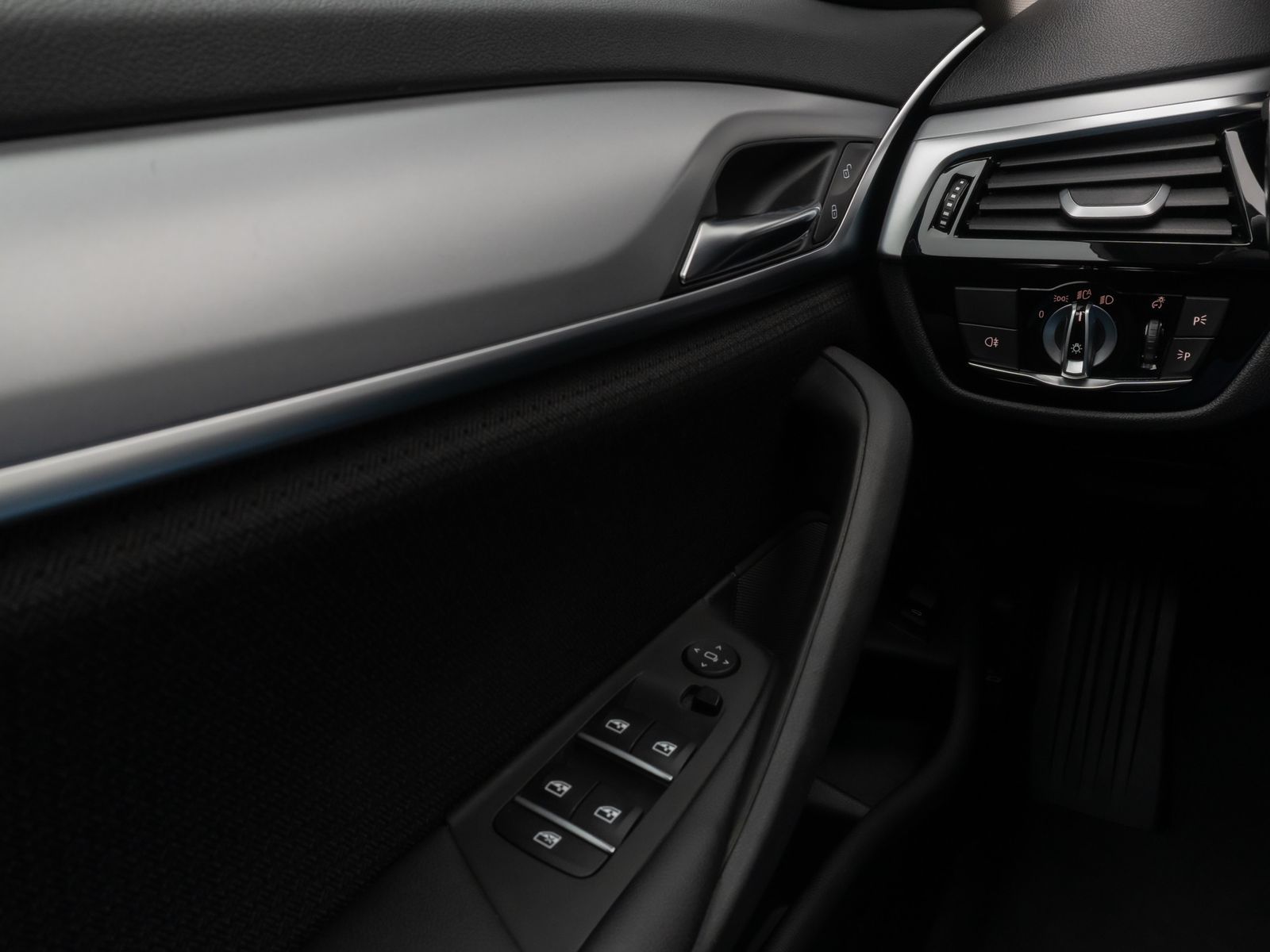 Fahrzeugabbildung BMW 520d Kamera DAB H/K Alarm DisKey Panorama MSport