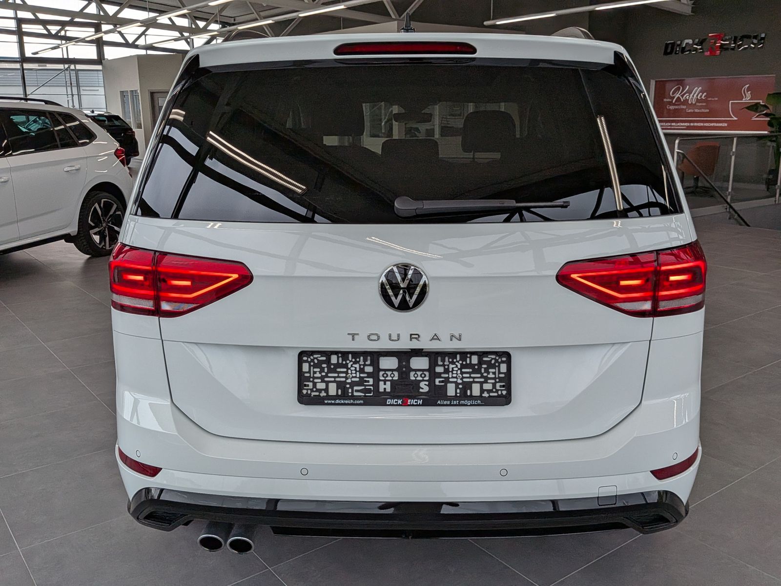 Fahrzeugabbildung Volkswagen Touran 2.0 DSG R-Line High Pano 7-Si IQ AHK VOLL