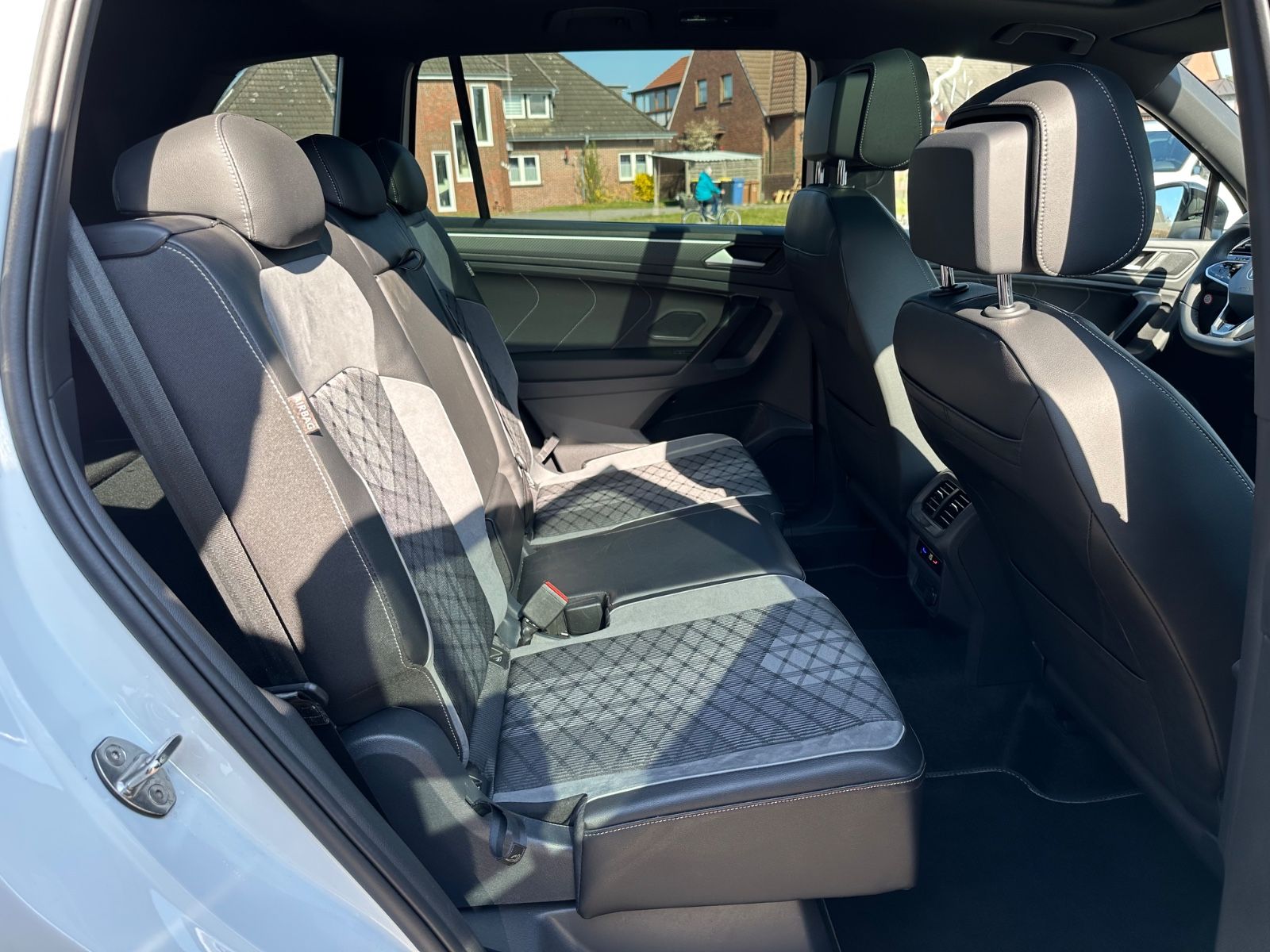 Fahrzeugabbildung Volkswagen Tiguan Allspace 2.0 TDI 4M R-Line Pano/AHK/7-Sit