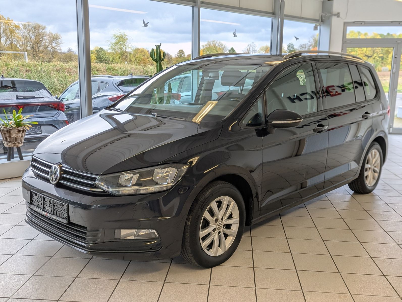 Fahrzeugabbildung Volkswagen Touran 1.4 TSI DSG Comfline 7-Sitze Navi