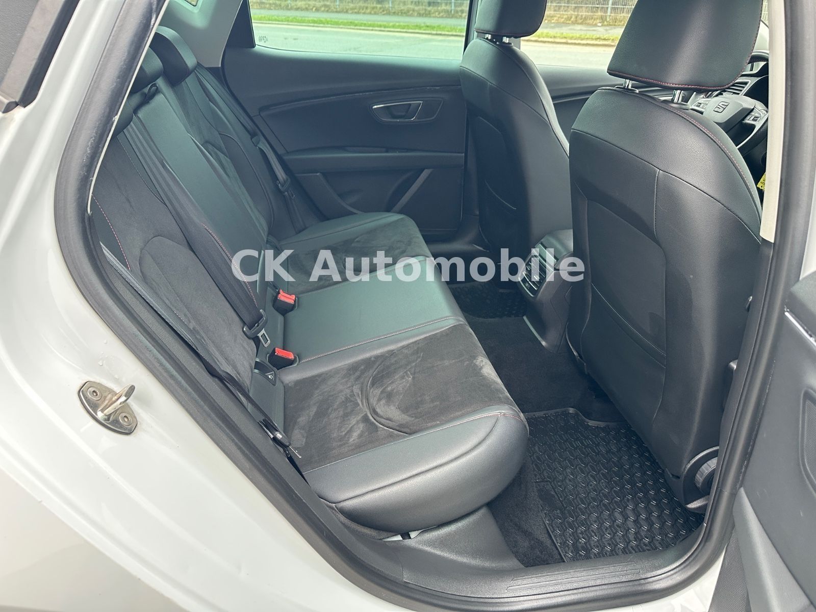 Fahrzeugabbildung SEAT Leon FR 2.0 TDI/Navi/LED/Alcantara/SHZ/PDC