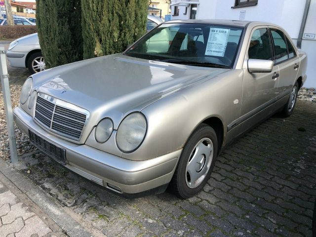 Mercedes-Benz E 220 Diesel Classic Erst Hand Vollfahrbreit