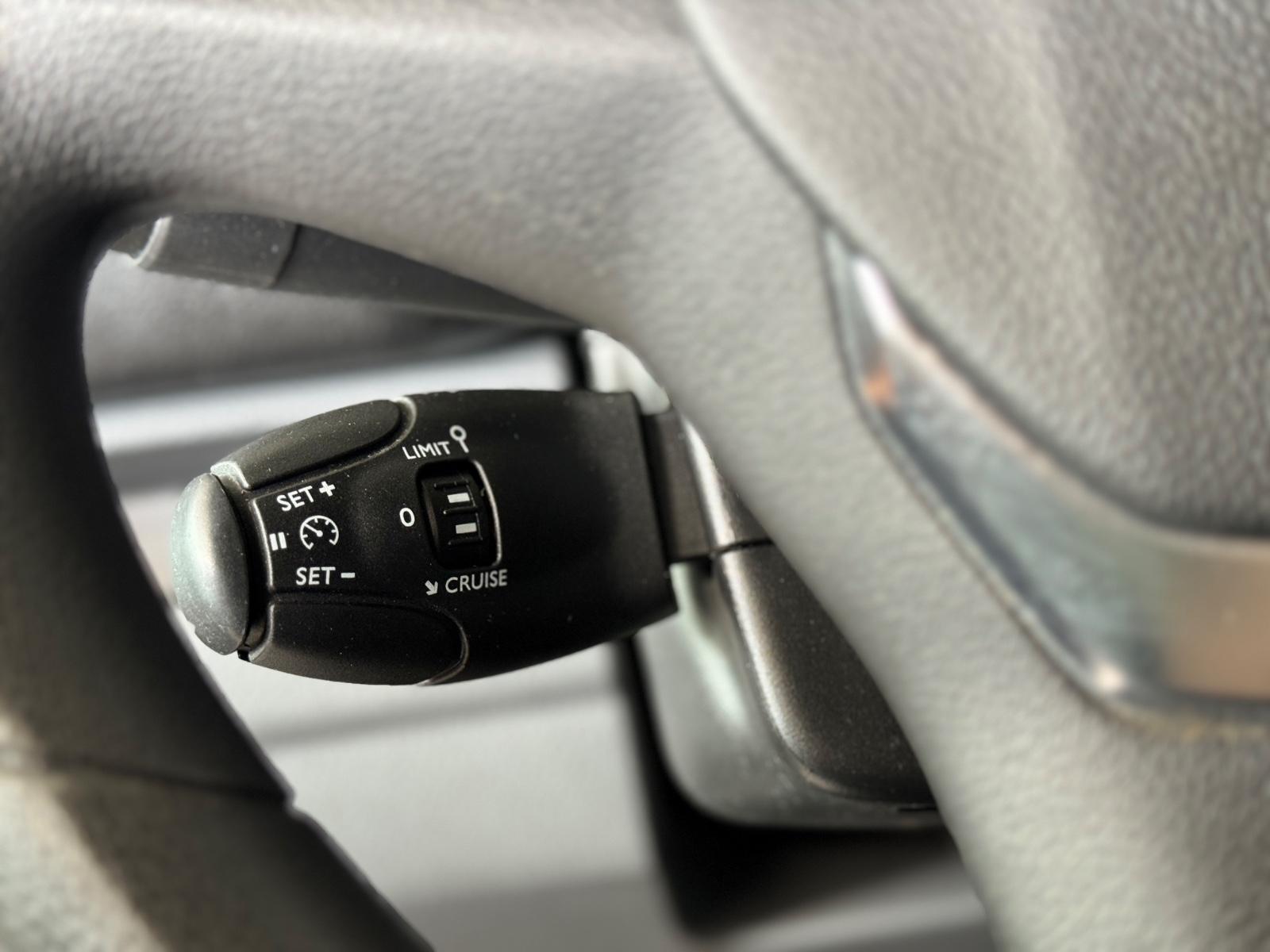 Peugeot Expert Kasten L2H1 Premium 3-Sitze Navi AHK Reg.