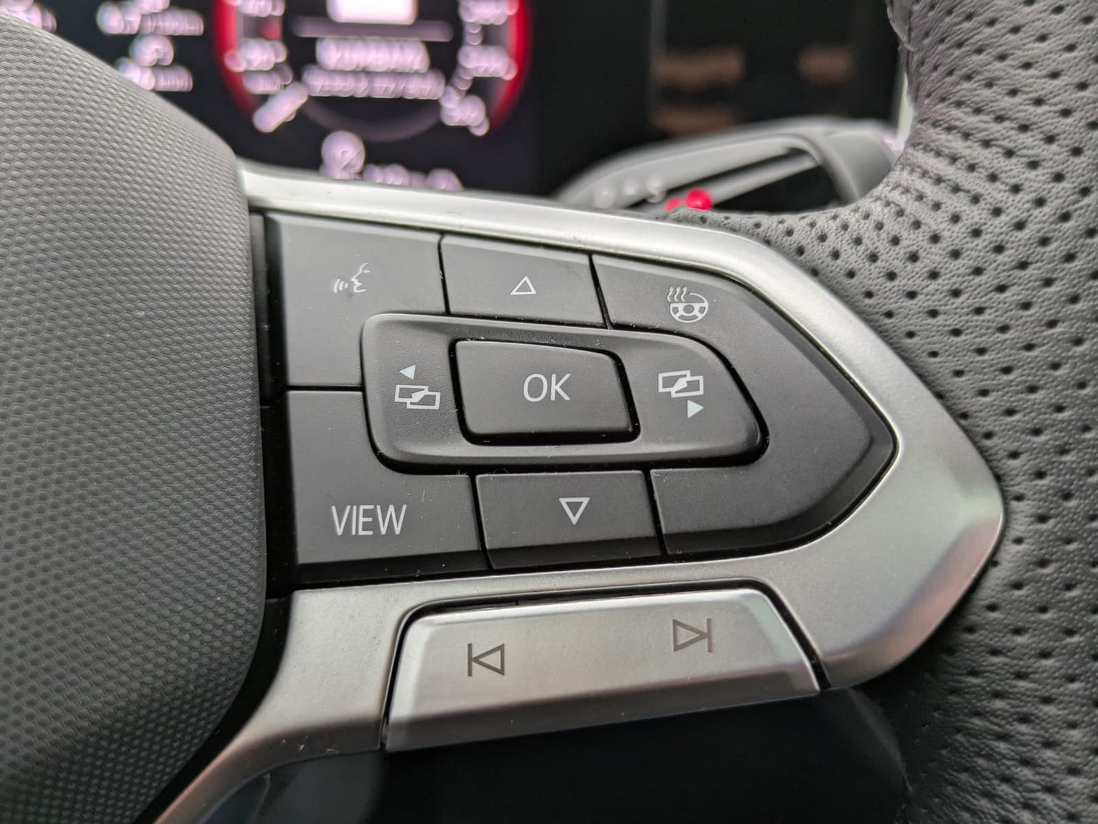 Fahrzeugabbildung Volkswagen Tiguan 2.0 TDI 4M R-Line PANO*H&K*AHK*MATRIX*20"