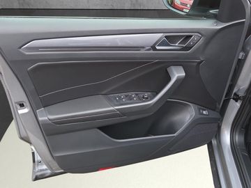 Fahrzeugabbildung Volkswagen T-Roc Style 1.5 TSI DSG IQ.Light AHK Klima Navi