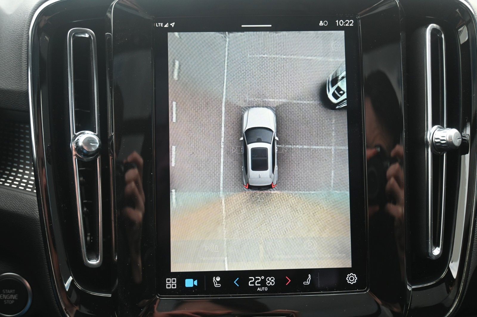 Fahrzeugabbildung Volvo XC40 B4 DKG Ultra Dark*PANO*360°*ACC*AHK