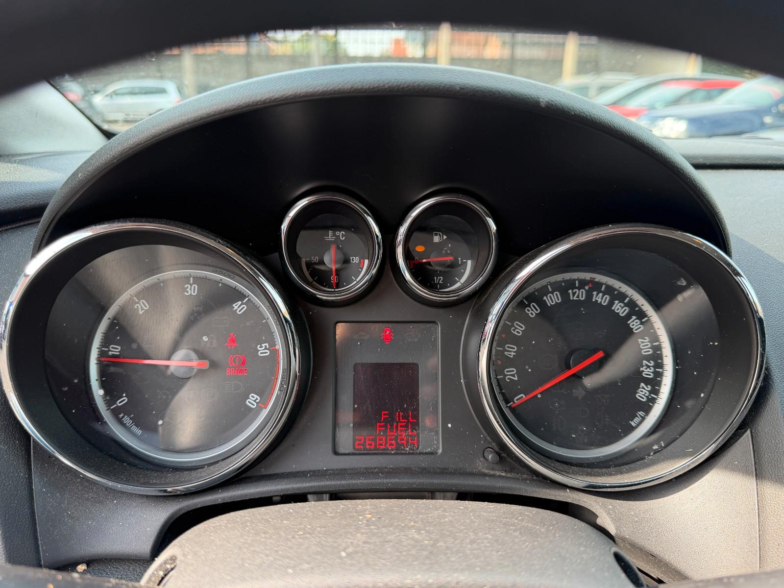 Opel Astra 2011 — photo 11