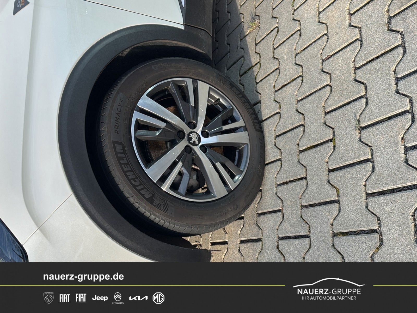 Fahrzeugabbildung Peugeot 3008 Hybrid 225 Roadtrip