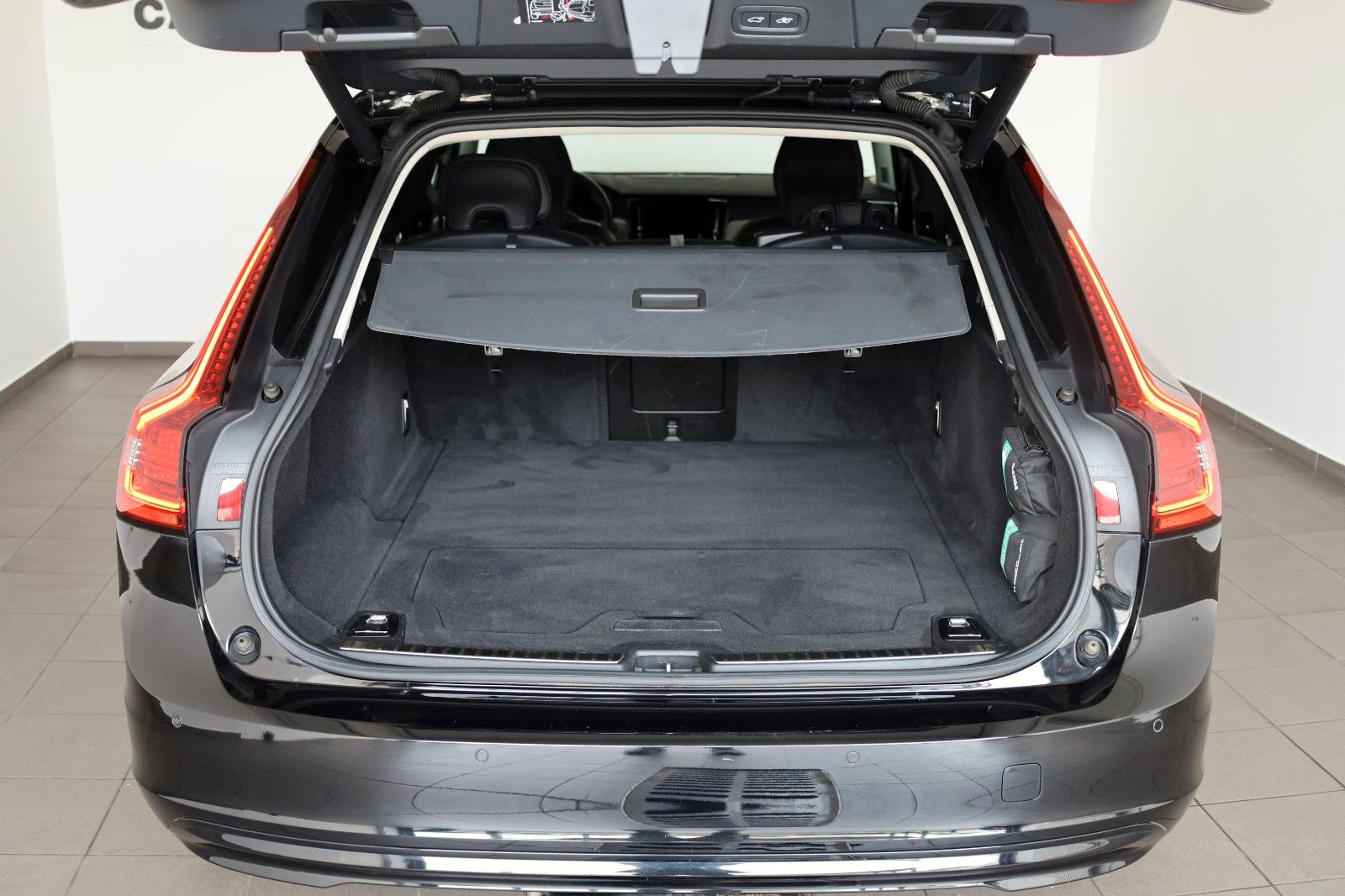 Fahrzeugabbildung Volvo V90 B4 Momentum Pro, Xenium-Pak, Leder, H&K, ACC