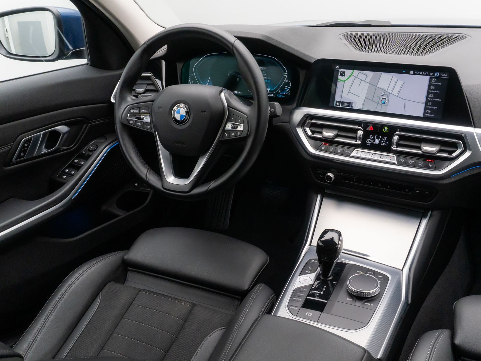 Fahrzeugabbildung BMW 330e xD Alarm DAB Komfort WLAN PDC Sport Leder