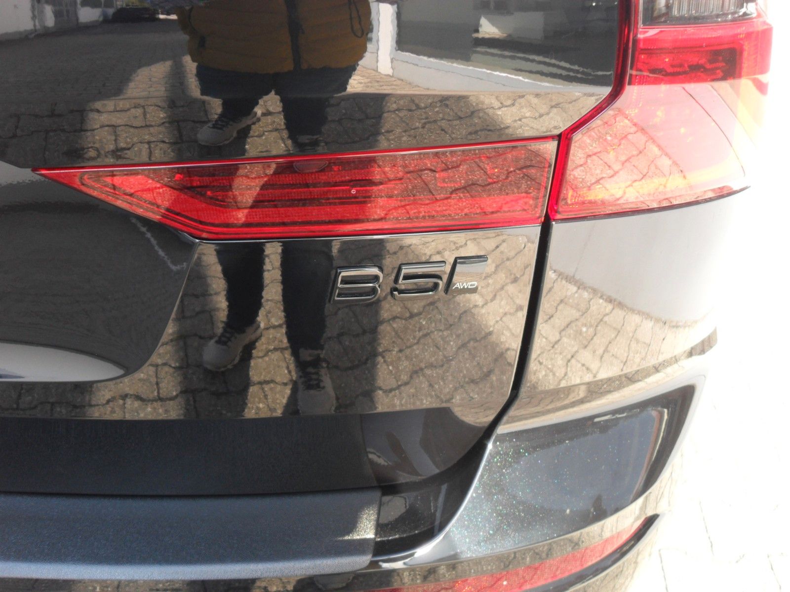 Fahrzeugabbildung Volvo XC 60 B5 Plus Black Edition AWD | Luftfederung