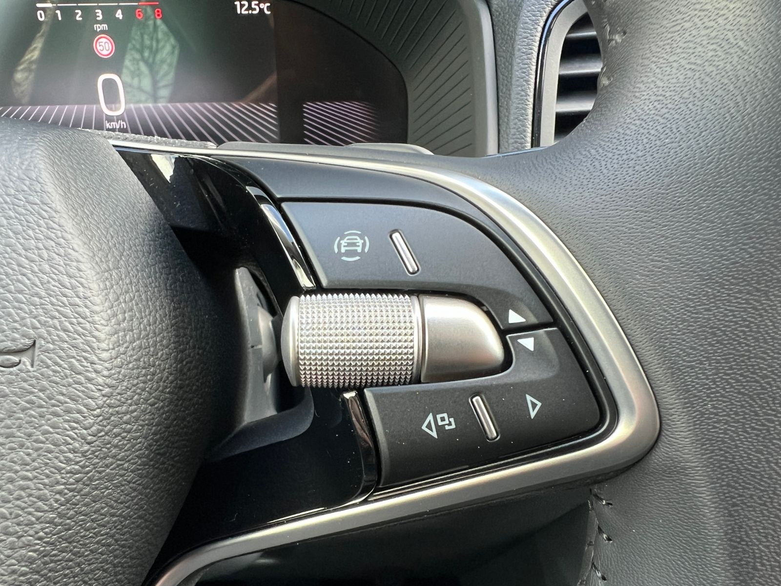 Fahrzeugabbildung SKODA Karoq Selection 1.5 TSI DSG *Standheizung, Kamer