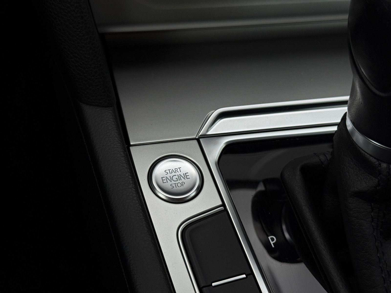 Fahrzeugabbildung Volkswagen Passat Comfortline DSG ACC Navi PDC SHZ Massage