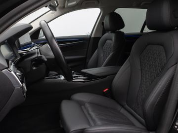 Fahrzeugabbildung BMW 520d xDr Tour AHK HUD HIFI ACC Komfortzug.