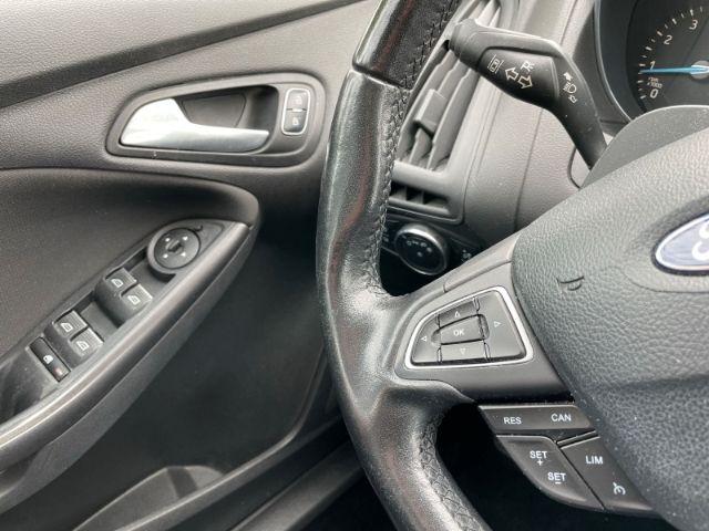 Fahrzeugabbildung Ford Focus 1.5 EcoBoost Xenon, Navi, Einparkhilfe, Kl