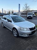 Skoda Octavia 1.6 TDI DSG Family Combi Family - Skoda Octavia aus 2012 mit Diesel-Antrieb: Kombi